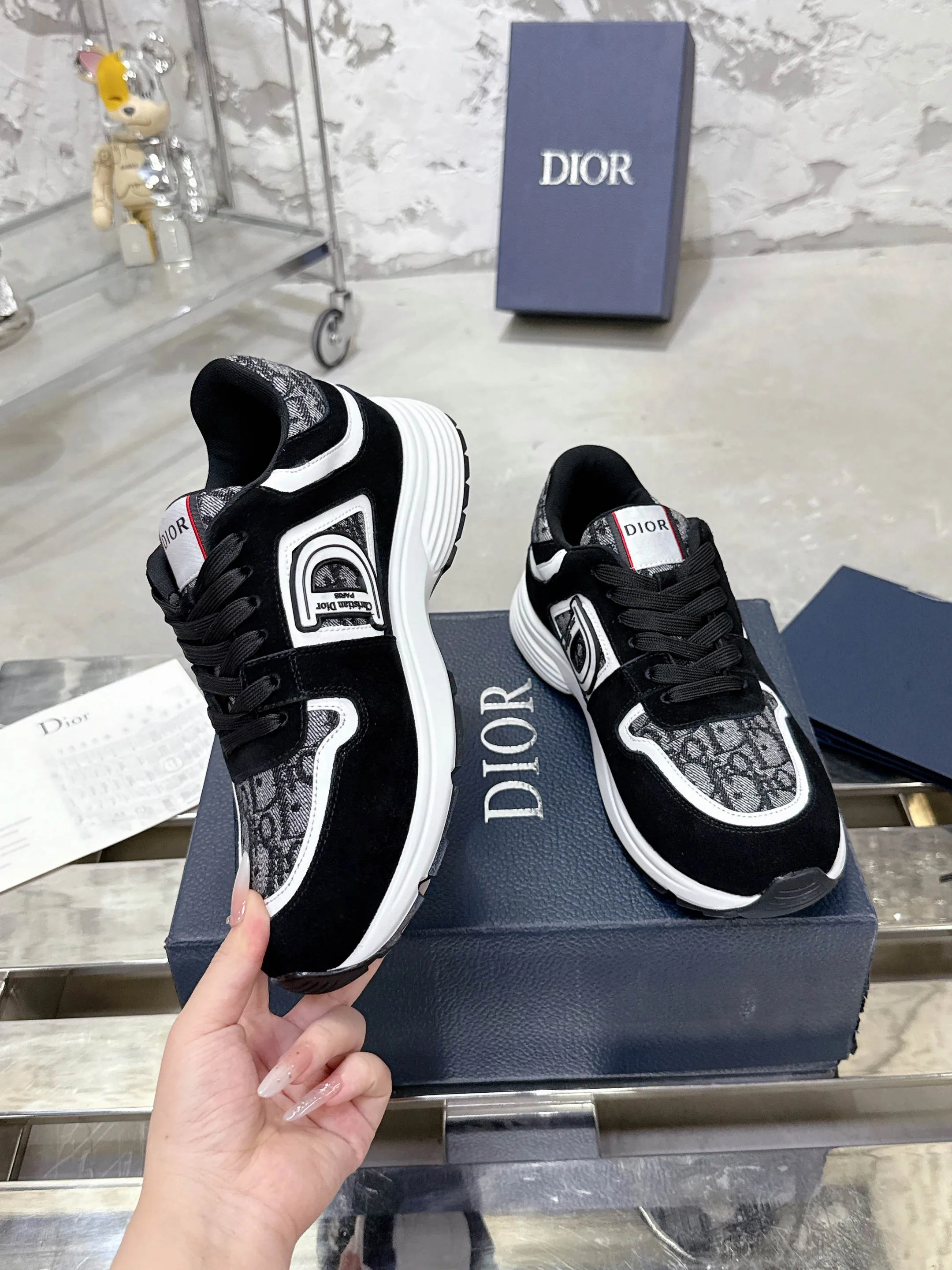 👟👟Ex-factory price 540👟👟 Dior Dior’s latest color matching B30 series dad sneakers. Original version 18,000💰 purchased for development and production. Brand new B30 sneakers. Dad Shoes style shoes that follow the trend of the retro market. The Dior logo on the tongue also indicates that this pair of shoes is the B30 model! B30 uses fine-textured leather and mesh cloth materials to form a shoe body. There are conspicuous letters CD on both sides of the shoe body to indicate identity. Many lines on the shoe body outline details to make the shoes look less monotonous and full of retro flavor. The delivery counter is exquisitely packaged🛍📦 ▪️Fabric: Original customized technical fabric + mesh ▪️Inner lining: Customized breathable lining ▪️Outsole: Original molded IP foam + TPU outsole ▪️Sole thickness: 3.5CM ▪️Size: Men’s size 39-45